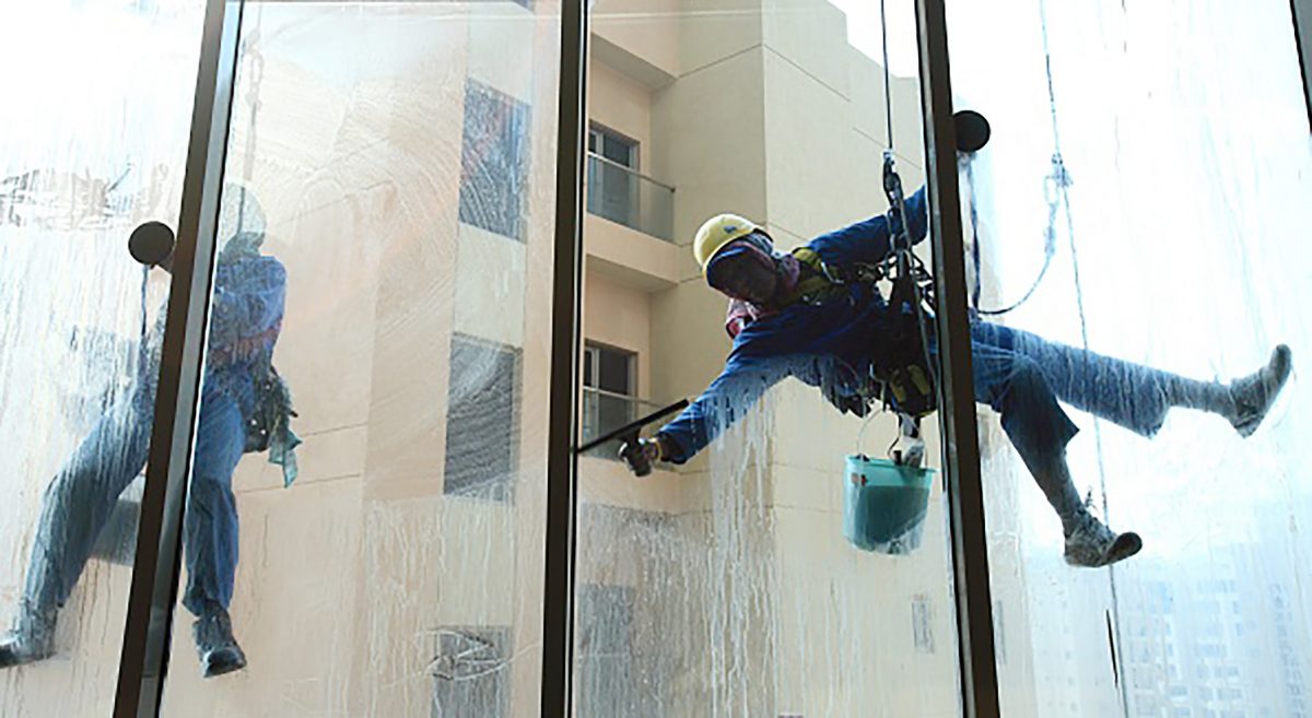 Nepali migrant workers cleaning windows in Kuwait © Dominique Berbain/Gamma-Rapho via Getty Images